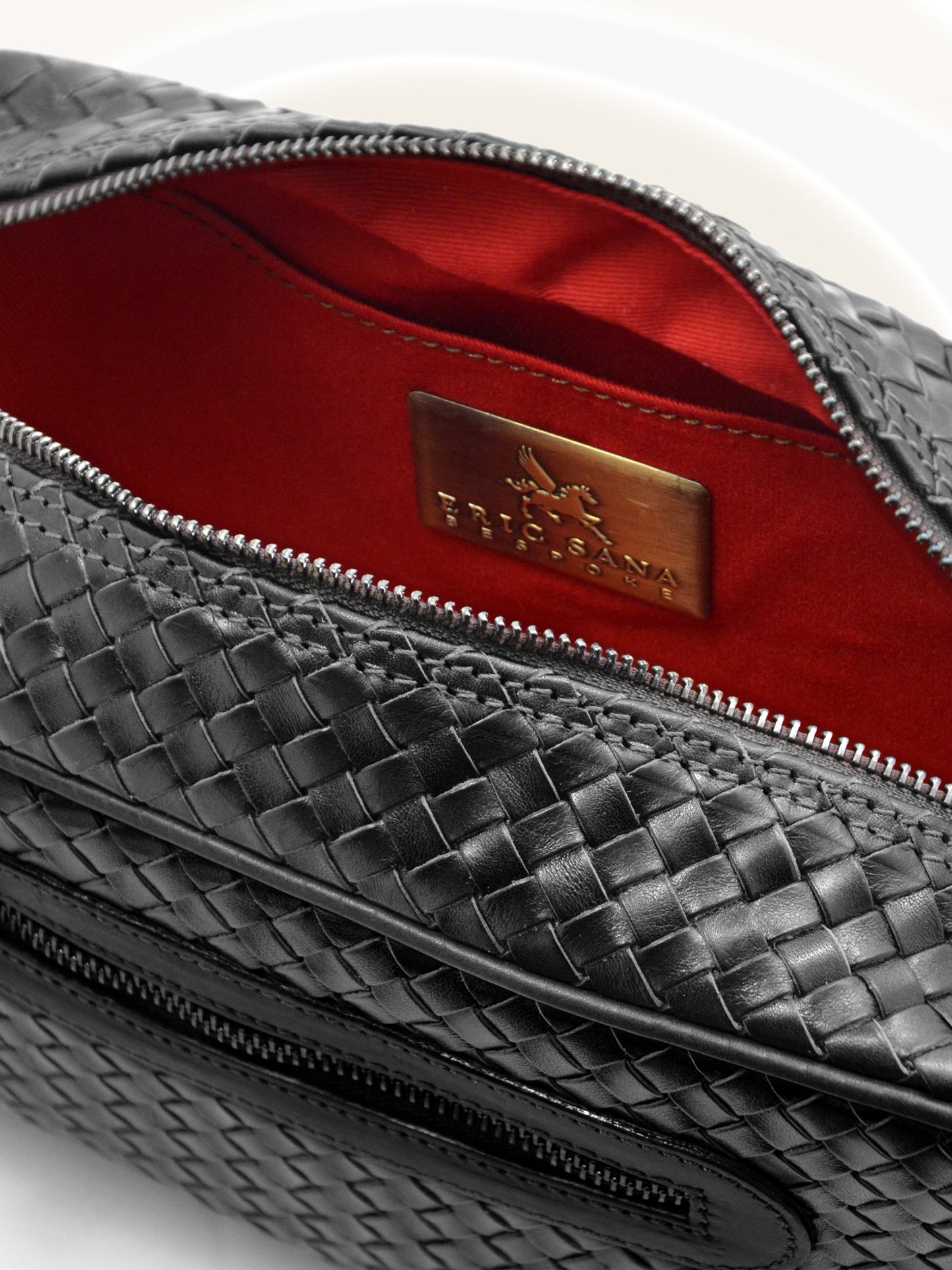 Necessaire in pelle intrecciata a mano