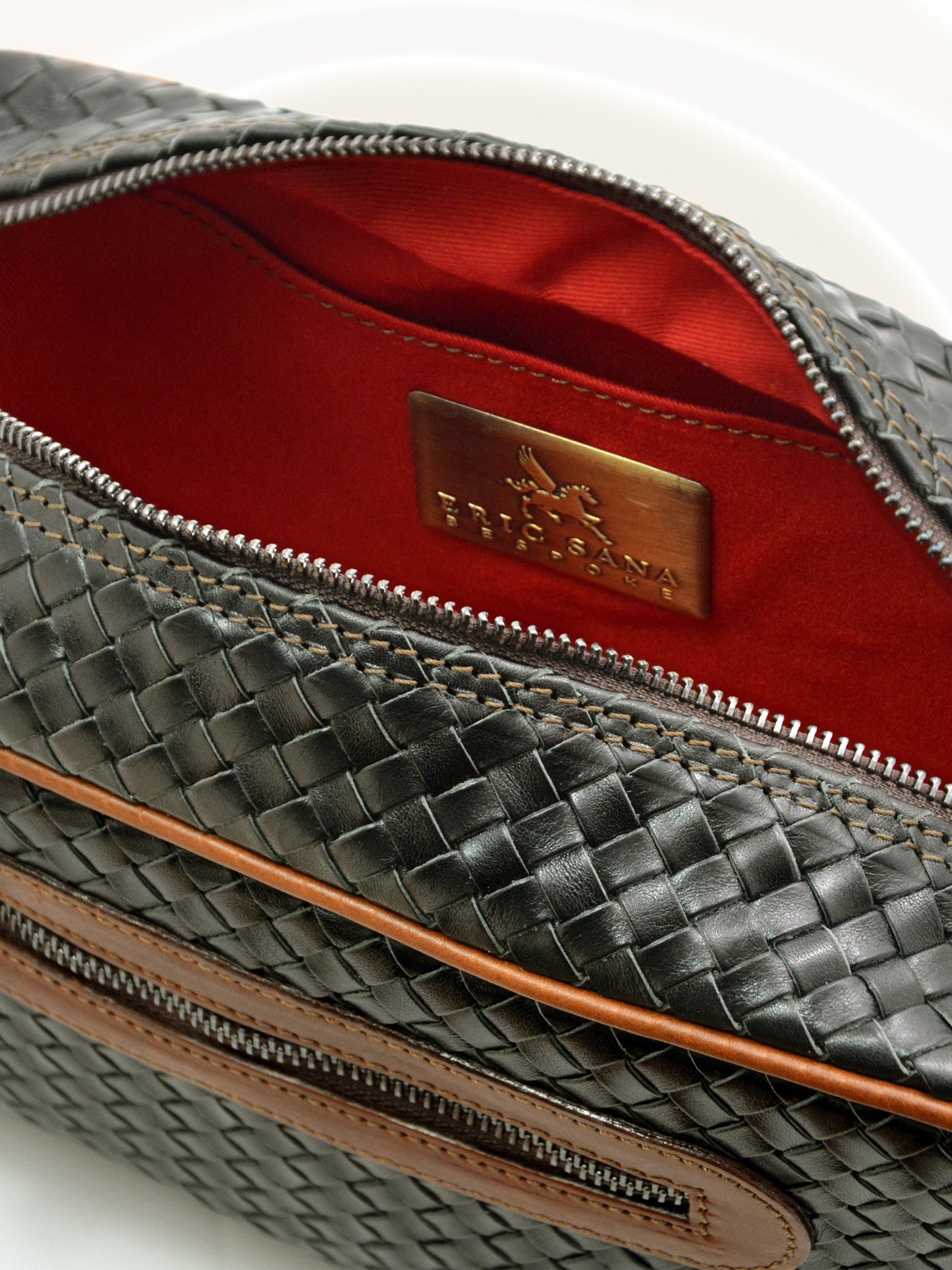 Necessaire in pelle intrecciata a mano