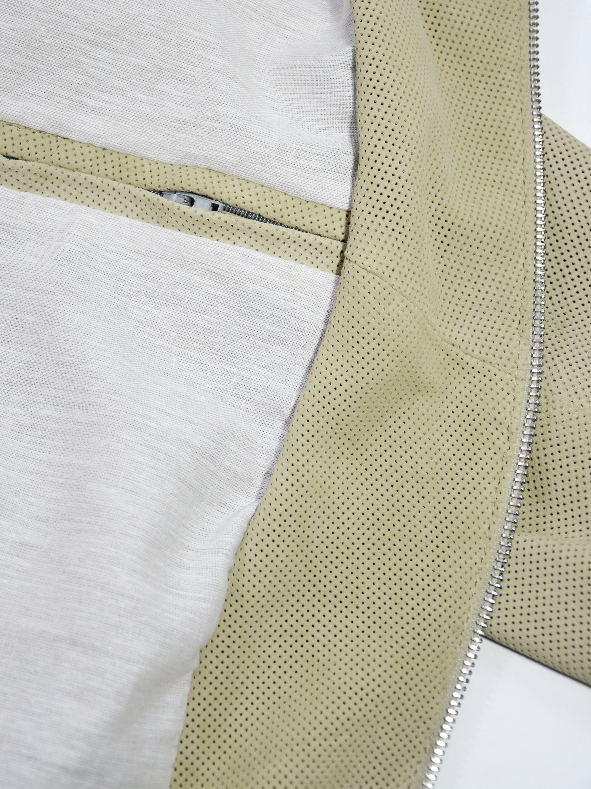 DonatelloLeatherDetail_SandInnerZipPocket