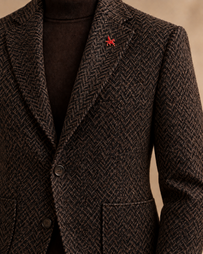 Giacca Rieti herringbone detail with red Pegasus pin through the left lapel buttonhole